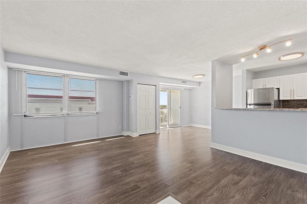 出租: $1,400 (1 贝兹, 1 浴室, 708 平方英尺)