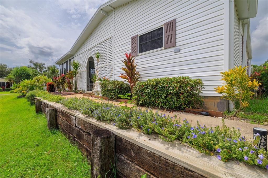 Active With Contract: $319,999 (3 beds, 2 baths, 2102 Square Feet)