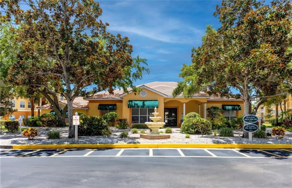 Active With Contract: $263,500 (2 beds, 2 baths, 986 Square Feet)