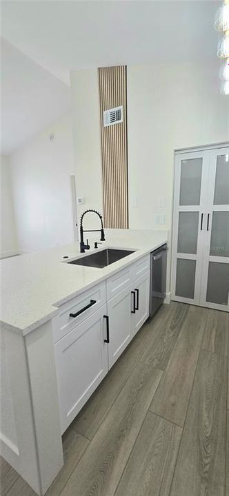 Active With Contract: $263,500 (2 beds, 2 baths, 986 Square Feet)