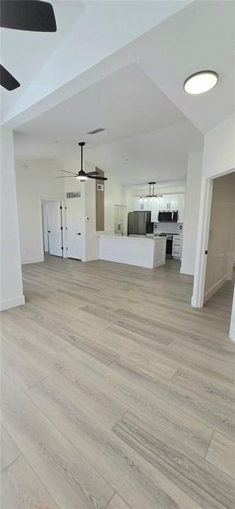 Active With Contract: $263,500 (2 beds, 2 baths, 986 Square Feet)