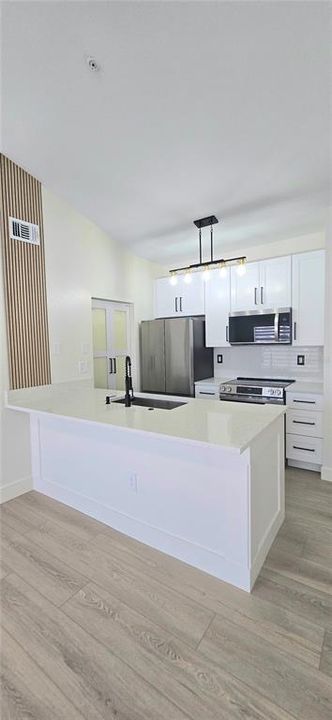 Active With Contract: $263,500 (2 beds, 2 baths, 986 Square Feet)