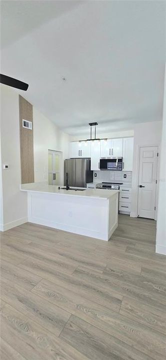 Active With Contract: $263,500 (2 beds, 2 baths, 986 Square Feet)