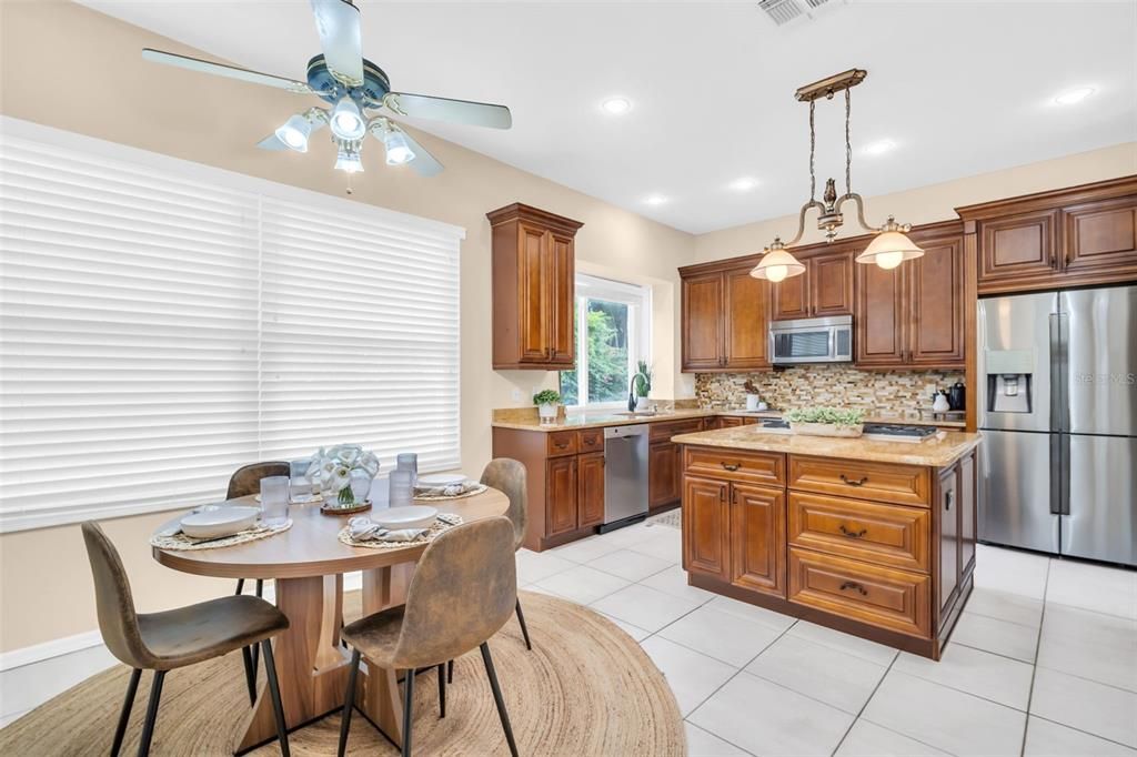 Под контрактом: $675,000 (4 спален, 3 ванн, 2663 Квадратных фут)