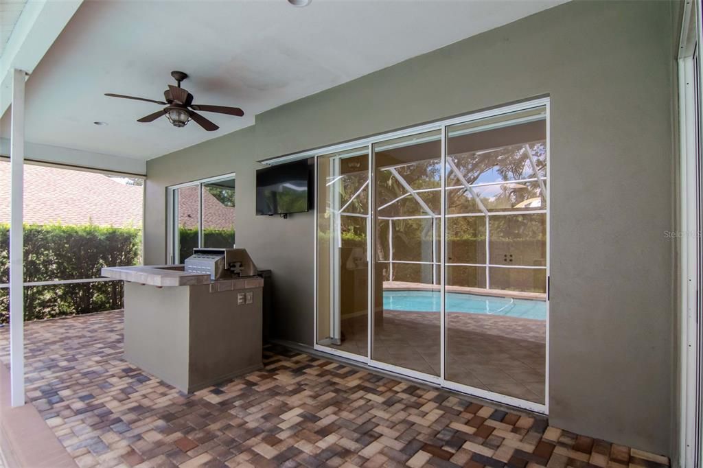 合同活跃: $770,000 (4 贝兹, 2 浴室, 2412 平方英尺)