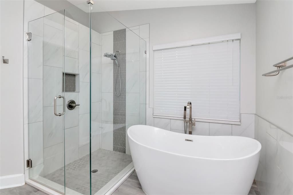 合同活跃: $770,000 (4 贝兹, 2 浴室, 2412 平方英尺)