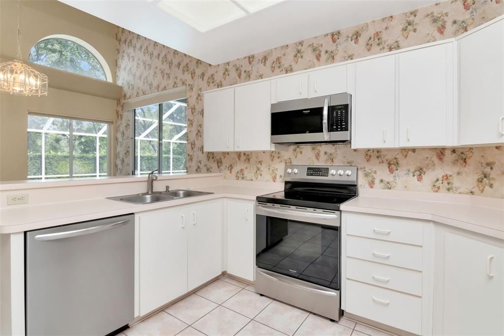 合同活跃: $770,000 (4 贝兹, 2 浴室, 2412 平方英尺)