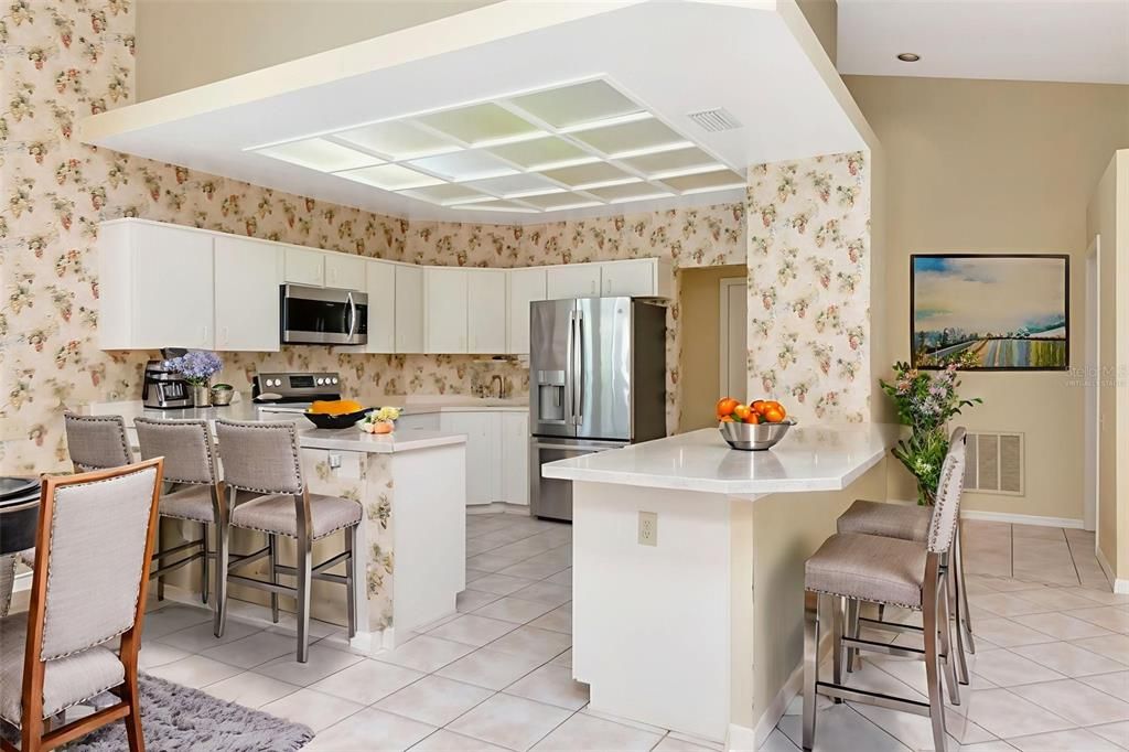 合同活跃: $770,000 (4 贝兹, 2 浴室, 2412 平方英尺)