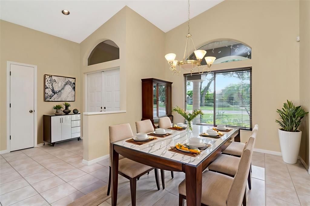 合同活跃: $770,000 (4 贝兹, 2 浴室, 2412 平方英尺)