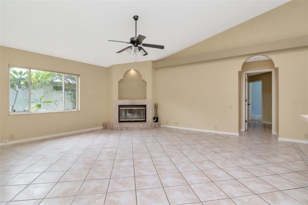 合同活跃: $770,000 (4 贝兹, 2 浴室, 2412 平方英尺)