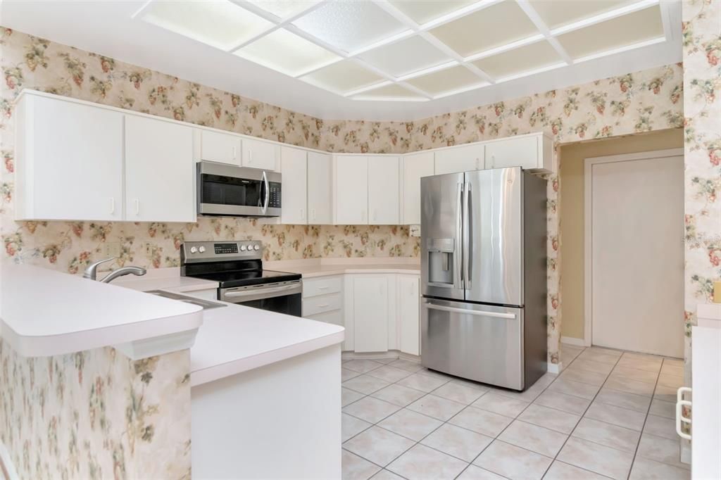 合同活跃: $770,000 (4 贝兹, 2 浴室, 2412 平方英尺)