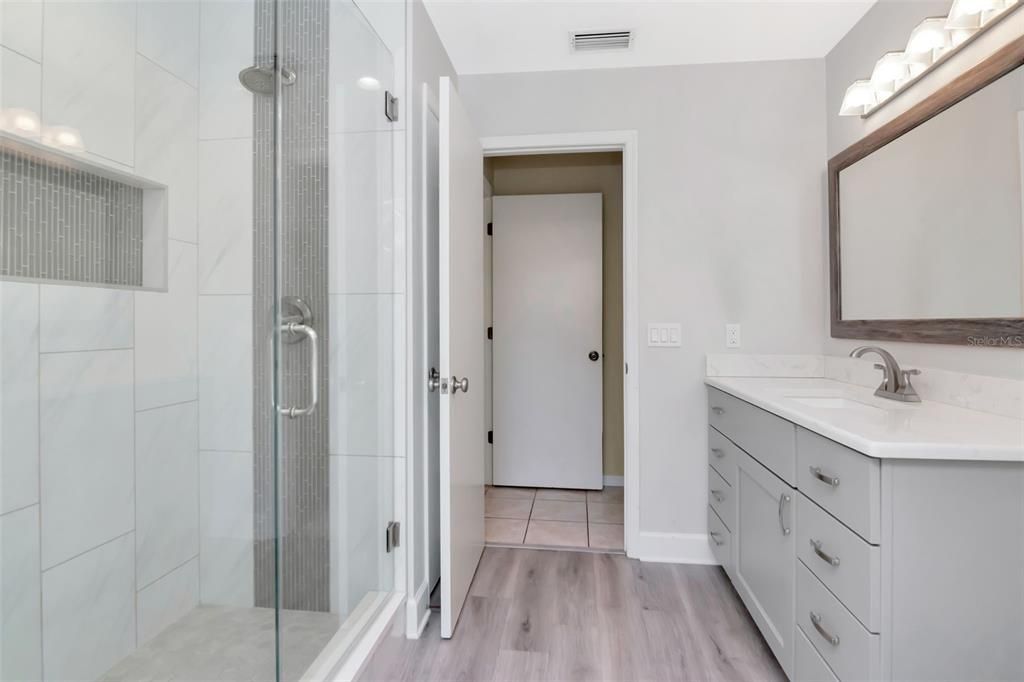 合同活跃: $770,000 (4 贝兹, 2 浴室, 2412 平方英尺)