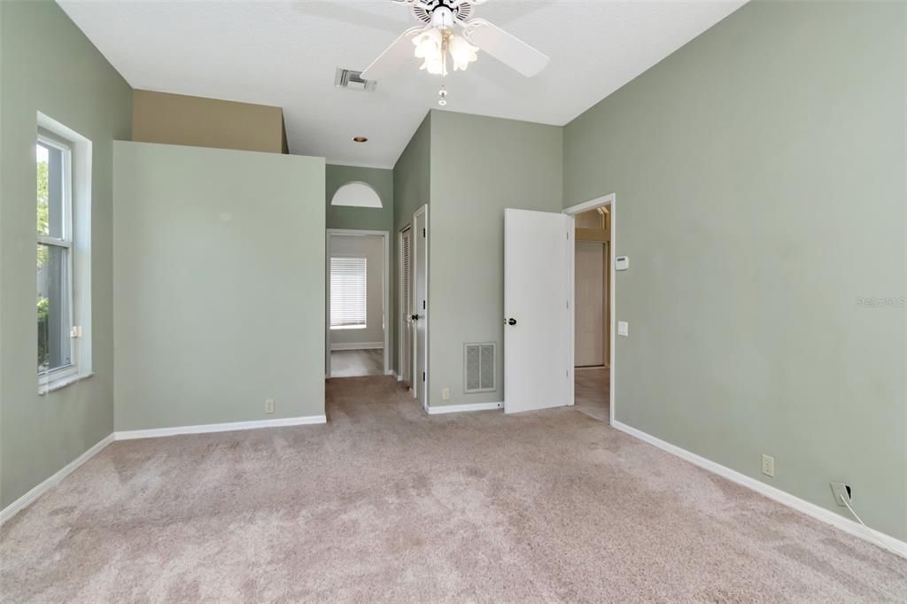 合同活跃: $770,000 (4 贝兹, 2 浴室, 2412 平方英尺)