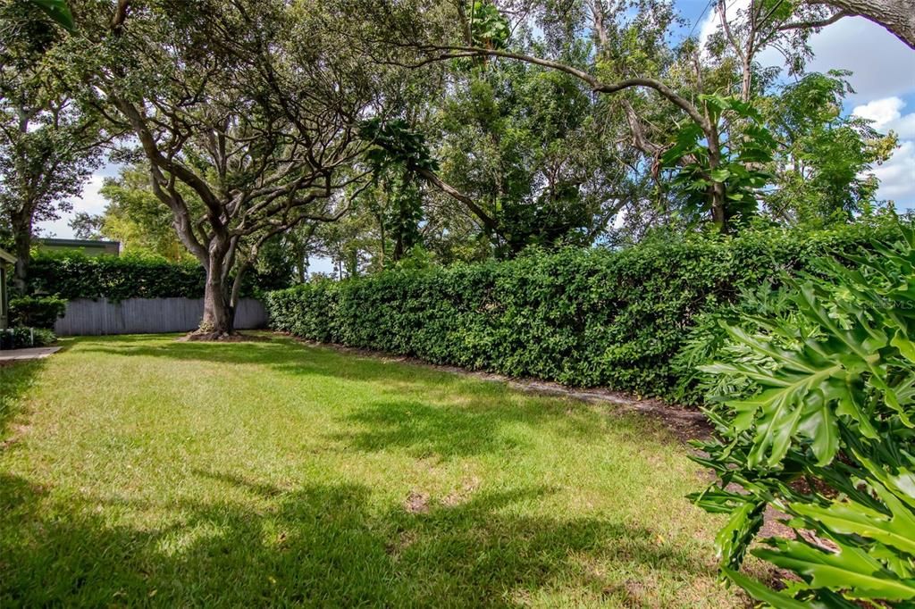 合同活跃: $770,000 (4 贝兹, 2 浴室, 2412 平方英尺)