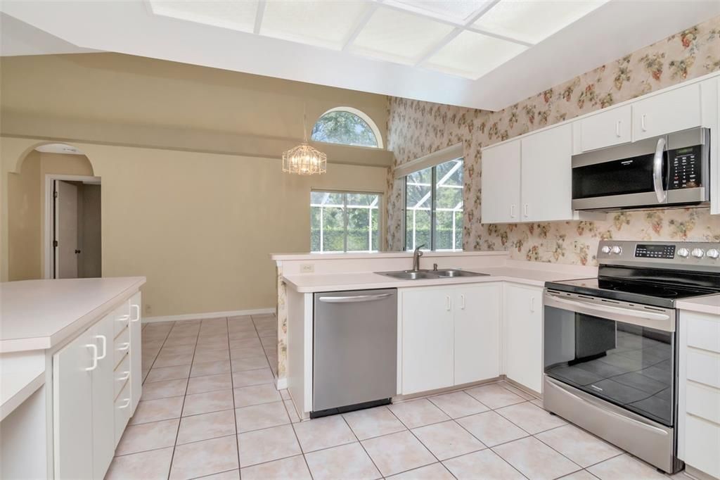 合同活跃: $770,000 (4 贝兹, 2 浴室, 2412 平方英尺)