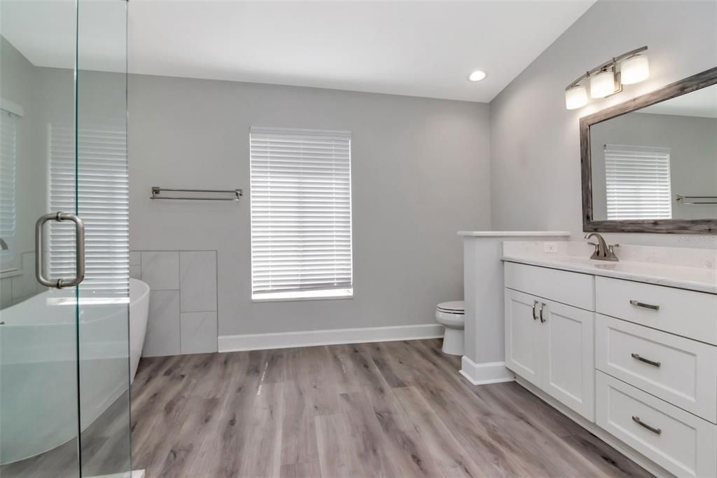 合同活跃: $770,000 (4 贝兹, 2 浴室, 2412 平方英尺)