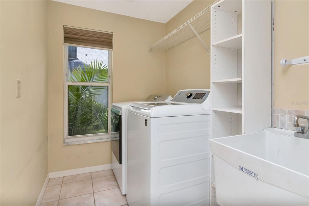 合同活跃: $770,000 (4 贝兹, 2 浴室, 2412 平方英尺)