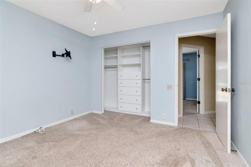 合同活跃: $770,000 (4 贝兹, 2 浴室, 2412 平方英尺)