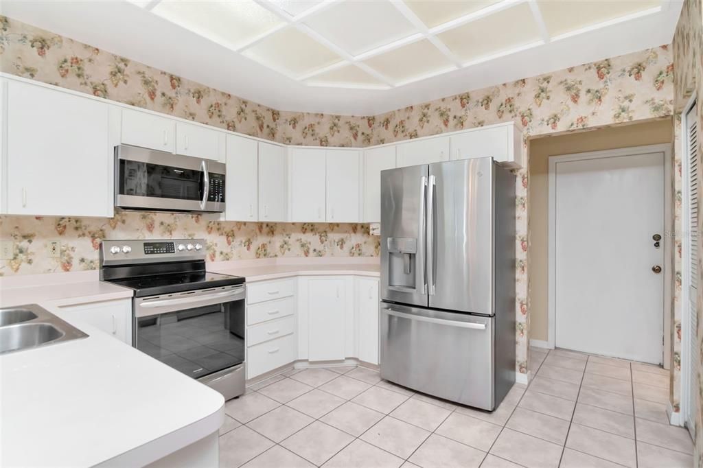 合同活跃: $770,000 (4 贝兹, 2 浴室, 2412 平方英尺)