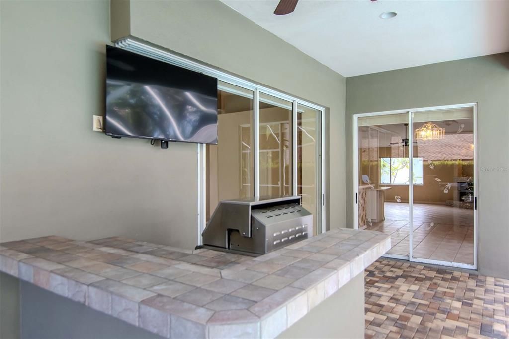 合同活跃: $770,000 (4 贝兹, 2 浴室, 2412 平方英尺)