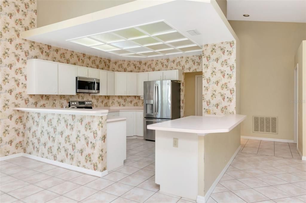 合同活跃: $770,000 (4 贝兹, 2 浴室, 2412 平方英尺)