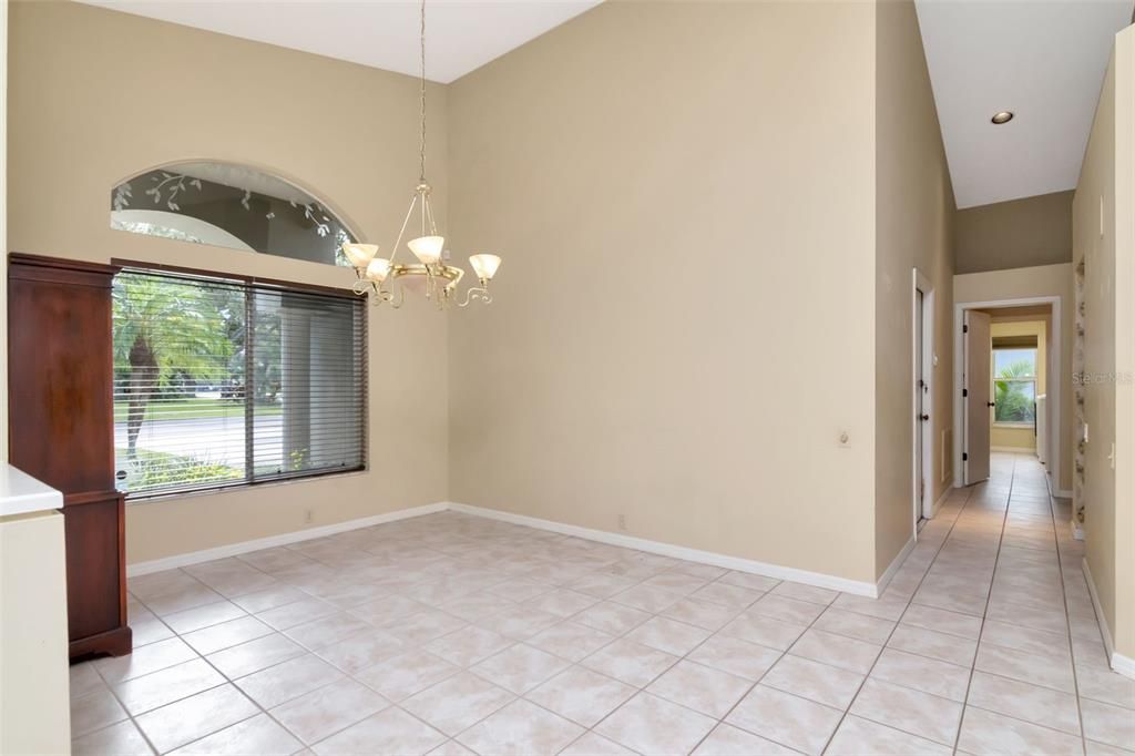 合同活跃: $770,000 (4 贝兹, 2 浴室, 2412 平方英尺)