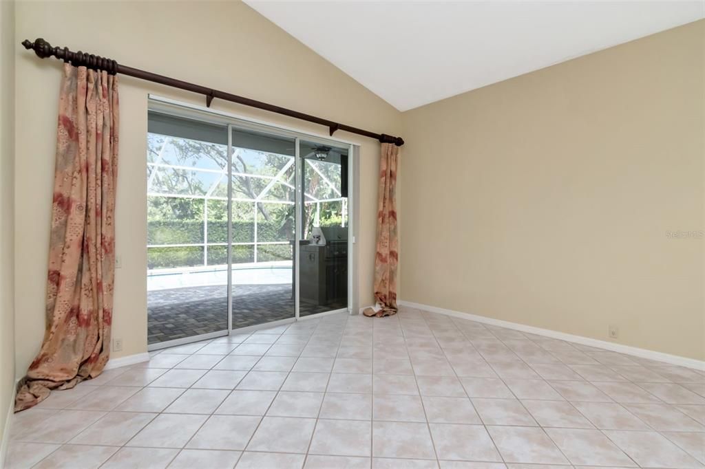 合同活跃: $770,000 (4 贝兹, 2 浴室, 2412 平方英尺)