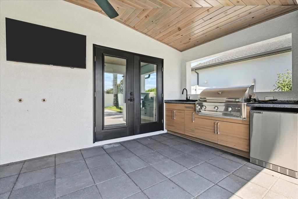 For Sale: $899,000 (3 beds, 2 baths, 2286 Square Feet)