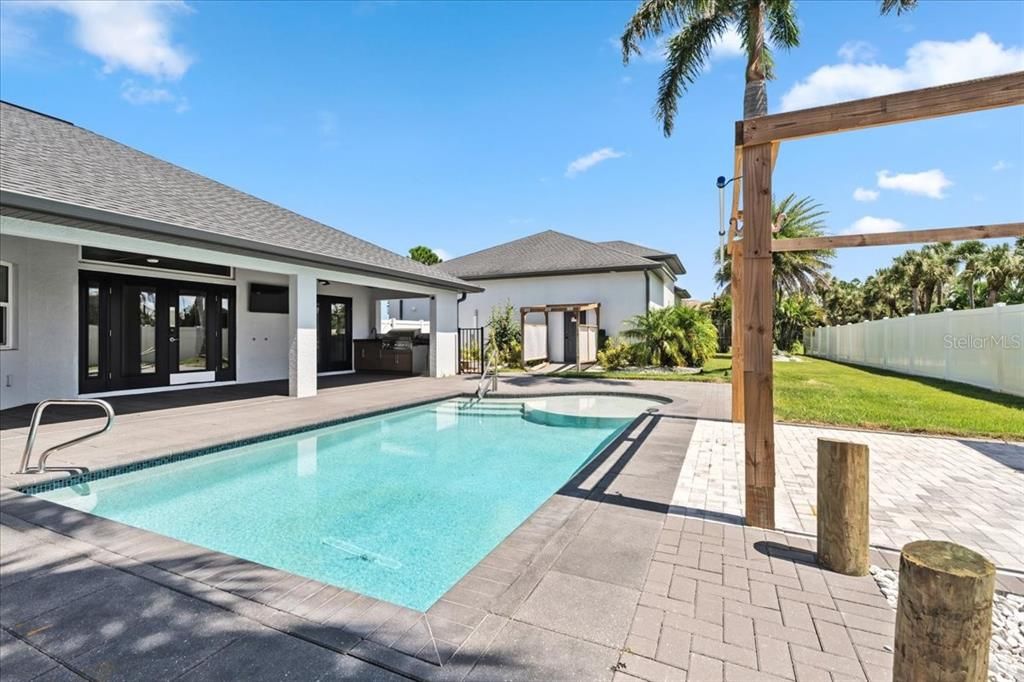 For Sale: $899,000 (3 beds, 2 baths, 2286 Square Feet)