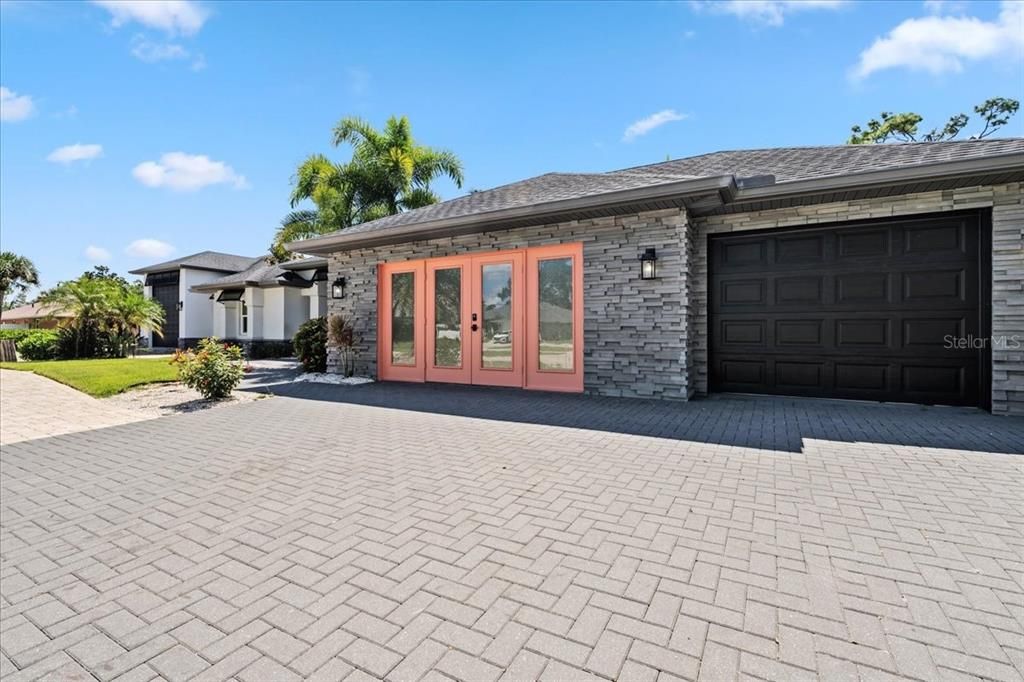 For Sale: $899,000 (3 beds, 2 baths, 2286 Square Feet)