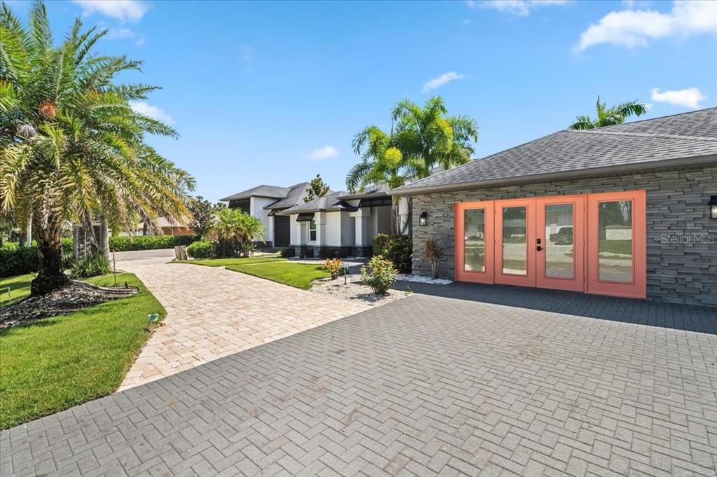 For Sale: $899,000 (3 beds, 2 baths, 2286 Square Feet)