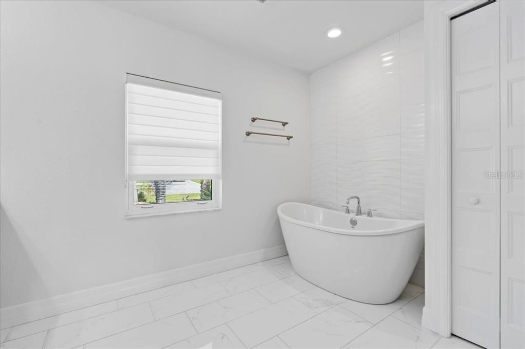 For Sale: $899,000 (3 beds, 2 baths, 2286 Square Feet)