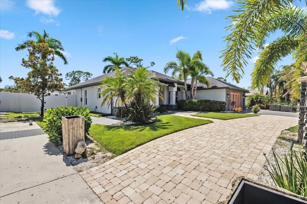 For Sale: $899,000 (3 beds, 2 baths, 2286 Square Feet)