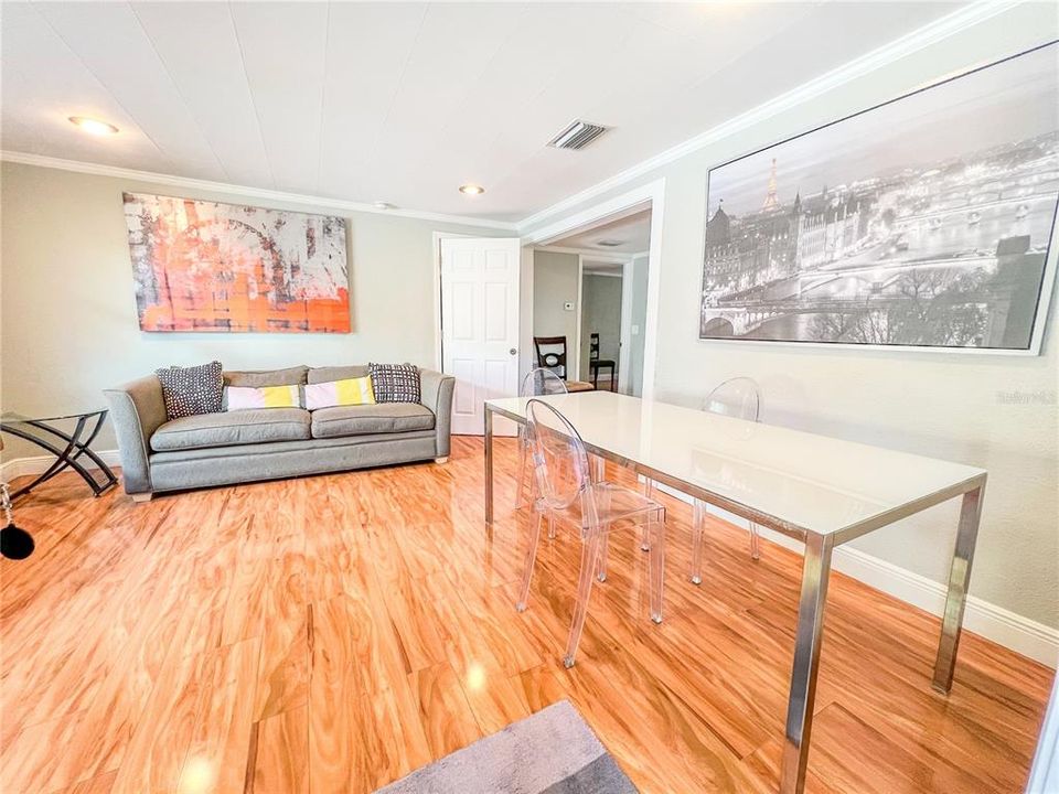 Activo con contrato: $2,100 (3 camas, 2 baños, 933 Pies cuadrados)