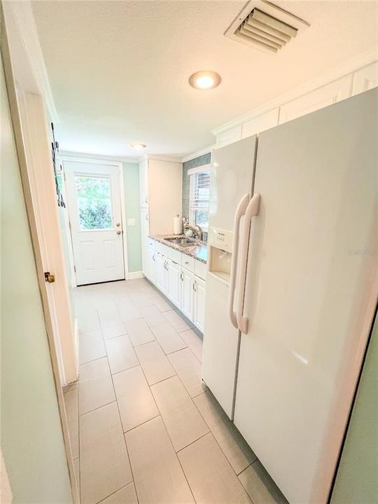 Activo con contrato: $2,100 (3 camas, 2 baños, 933 Pies cuadrados)