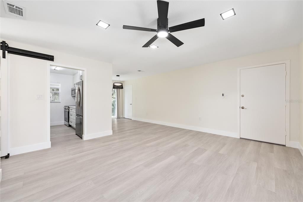 Active With Contract: $1,250 (2 beds, 1 baths, 891 Square Feet)