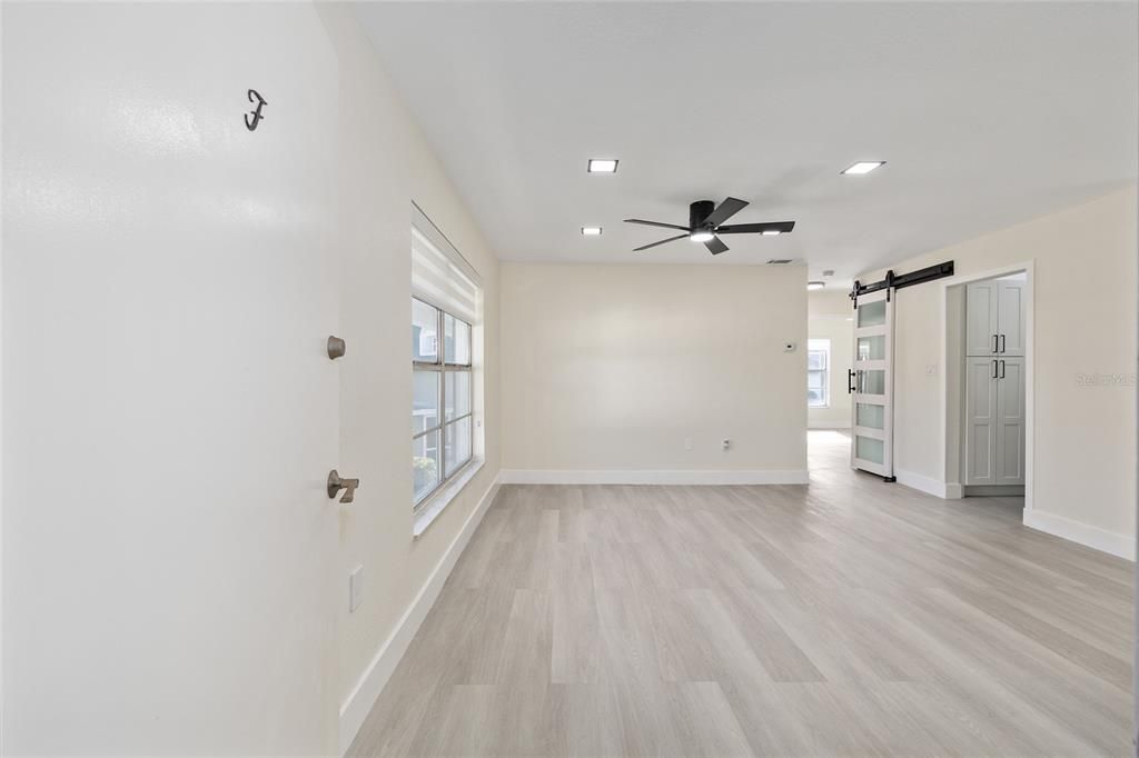 Active With Contract: $1,250 (2 beds, 1 baths, 891 Square Feet)