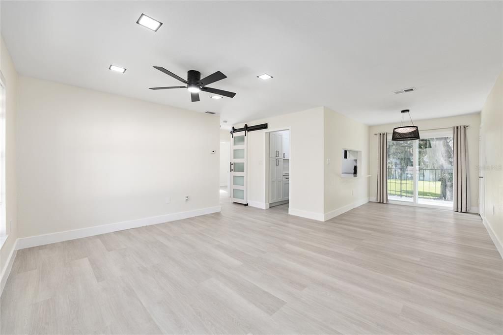 Active With Contract: $1,250 (2 beds, 1 baths, 891 Square Feet)