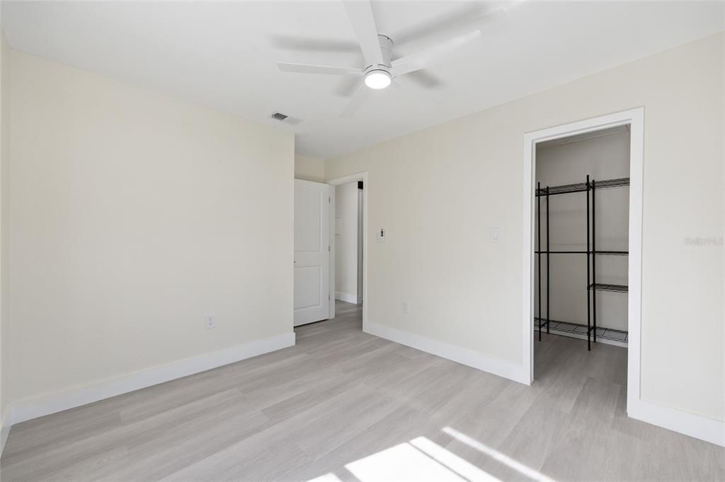 Active With Contract: $1,250 (2 beds, 1 baths, 891 Square Feet)