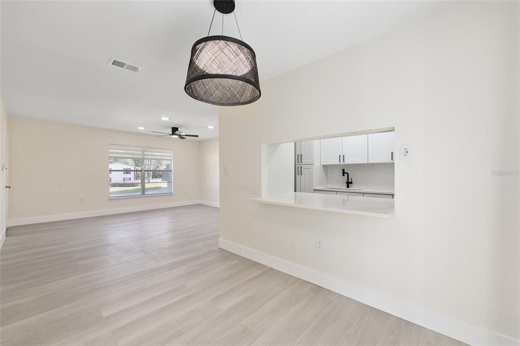 Active With Contract: $1,250 (2 beds, 1 baths, 891 Square Feet)