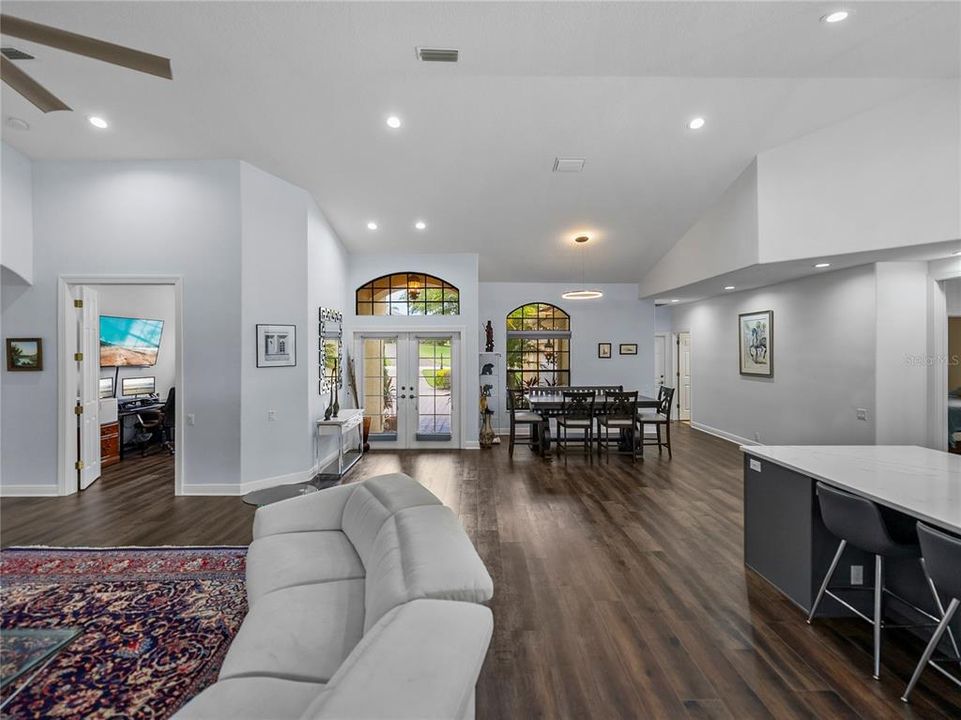 En Venta: $849,900 (3 camas, 3 baños, 2586 Pies cuadrados)