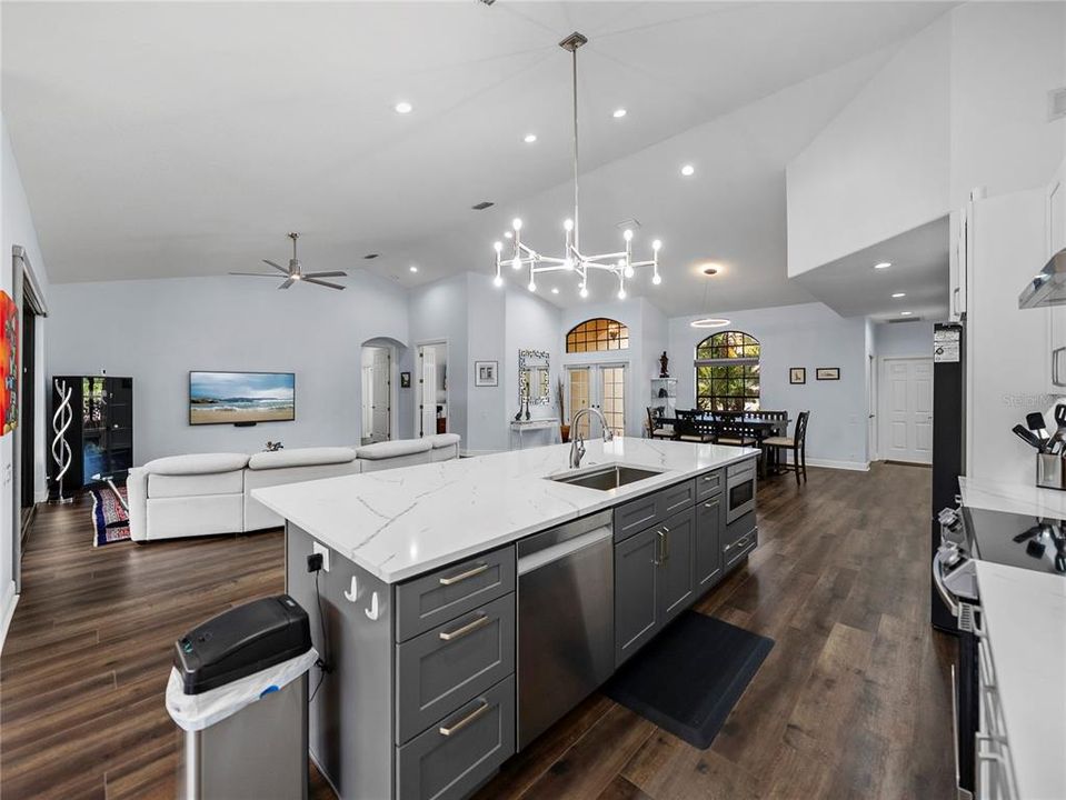 En Venta: $849,900 (3 camas, 3 baños, 2586 Pies cuadrados)