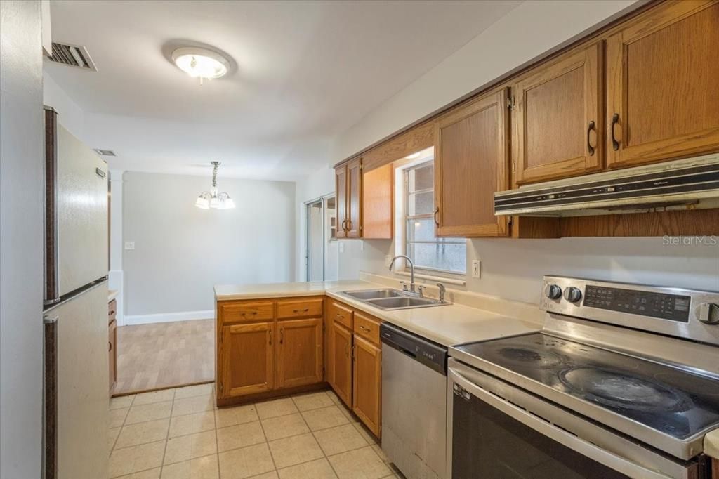 For Rent: $3,200 (5 beds, 3 baths, 3006 Square Feet)