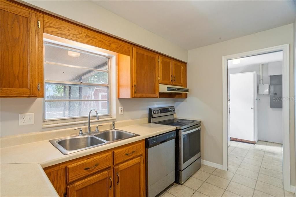 For Rent: $3,200 (5 beds, 3 baths, 3006 Square Feet)