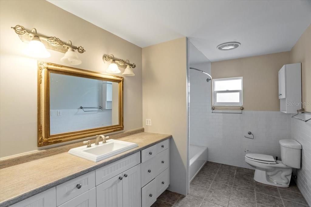 For Rent: $3,200 (5 beds, 3 baths, 3006 Square Feet)