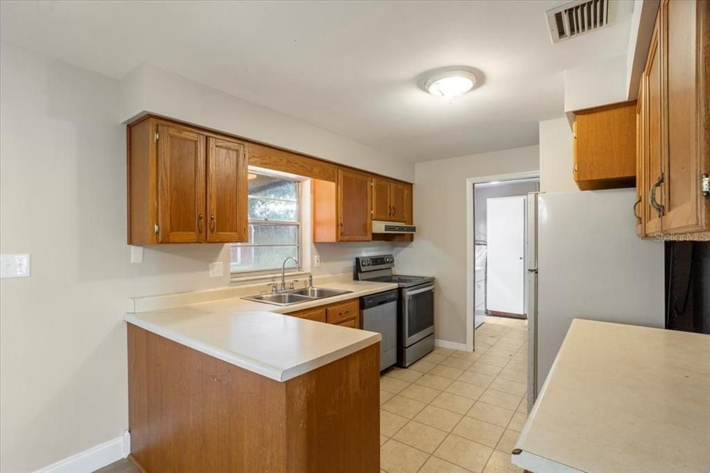 For Rent: $3,200 (5 beds, 3 baths, 3006 Square Feet)