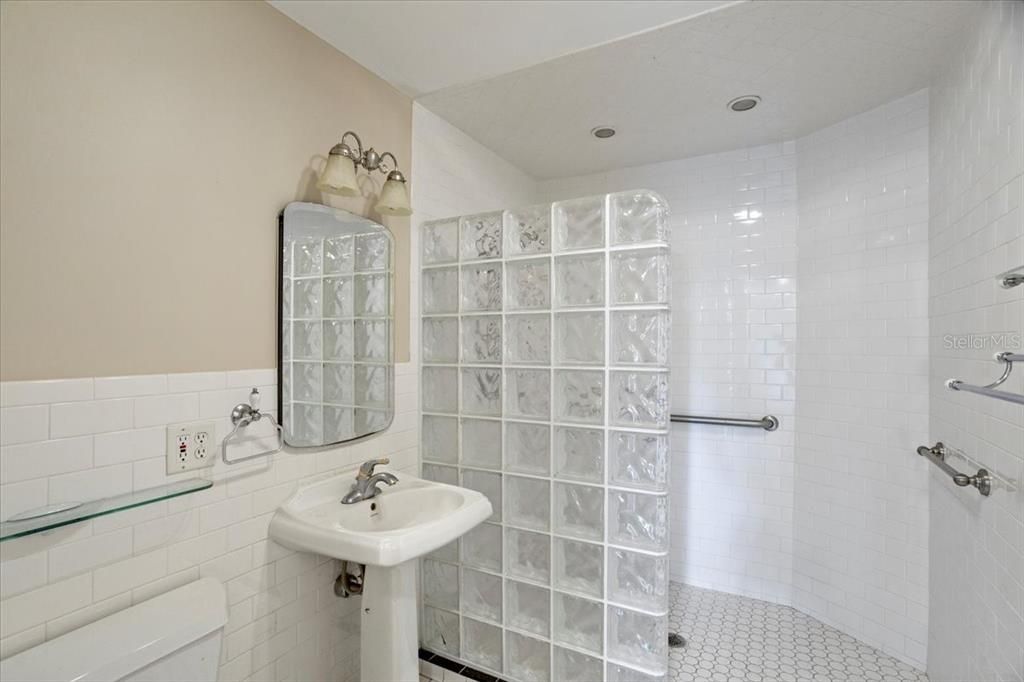 For Rent: $3,200 (5 beds, 3 baths, 3006 Square Feet)