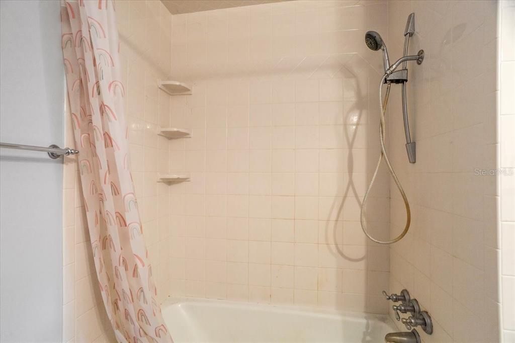 For Rent: $3,200 (5 beds, 3 baths, 3006 Square Feet)