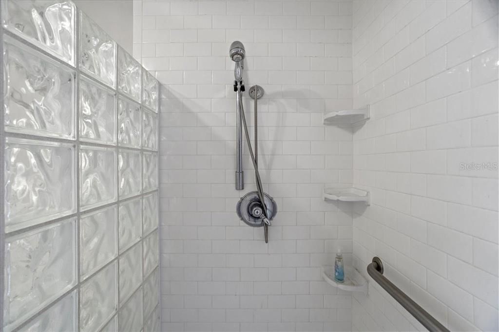 For Rent: $3,200 (5 beds, 3 baths, 3006 Square Feet)