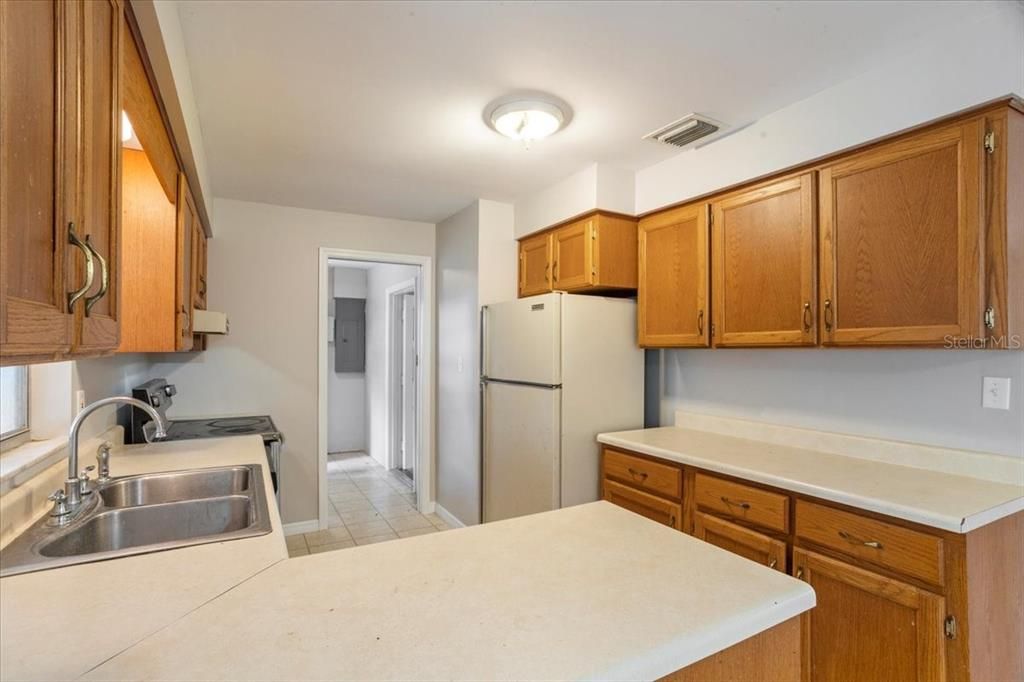 For Rent: $3,200 (5 beds, 3 baths, 3006 Square Feet)